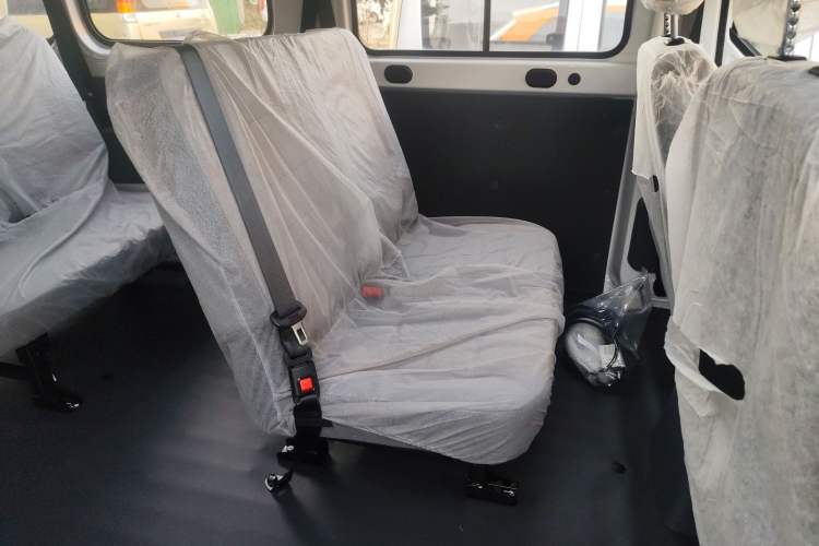 Used Wuling Yangguang 2024 300KM Comfort Version Passenger Van 75kW Interior 4