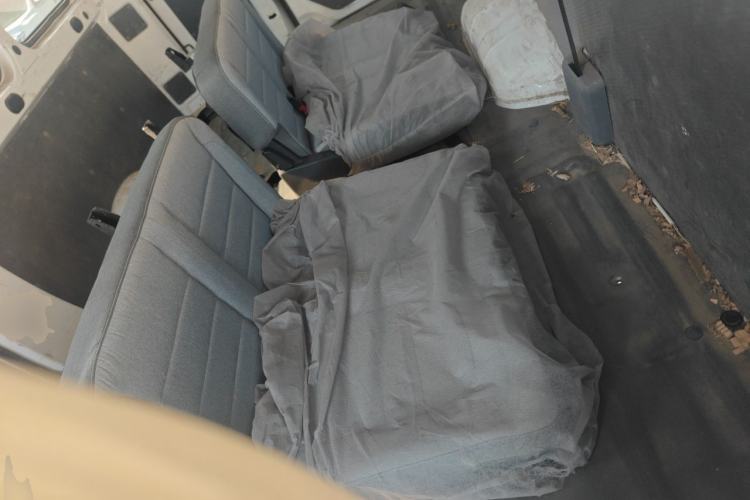 Used Wuling Yangguang 2024 300KM Comfort Version Passenger Van 75kW Interior 4