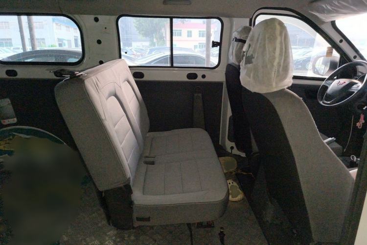 Used Wuling Yangguang 2024 300KM Comfort Version Passenger Van 75kW Interior 4