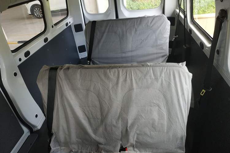 Used Wuling Yangguang 2024 300KM Comfort Version Passenger Van 75kW Interior 4