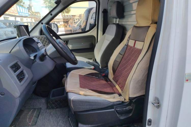 Used Wuling Yangguang 2024 300km Range Practical Window-Sealed Version 60kW Interior 4
