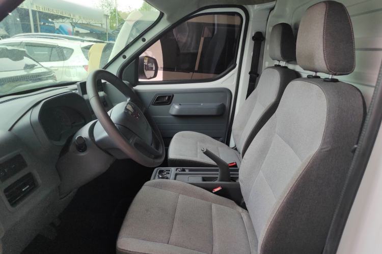 Used Wuling Yangguang 2024 300km Range Practical Window-Sealed Version 60kW Interior 4