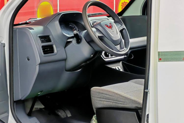 Used Wuling Yangguang 2024 300km Range Practical Window-Sealed Version 60kW Interior 5