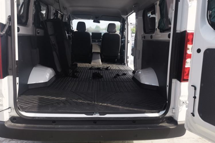 Used Wuling Yangguang 2024 300KM Comfort Version Passenger Van 75kW Interior 5