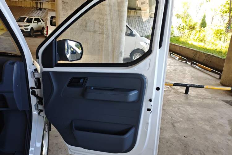 Used Wuling Yangguang 2024 300KM Comfort Version Passenger Van 75kW Interior 5