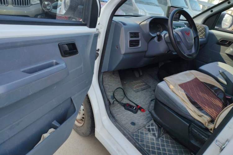 Used Wuling Yangguang 2024 300km Range Practical Window-Sealed Version 60kW Interior 5