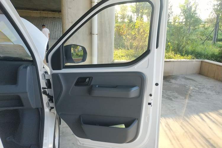 Used Wuling Yangguang 2024 300KM Comfort Version Passenger Van 75kW Interior 5