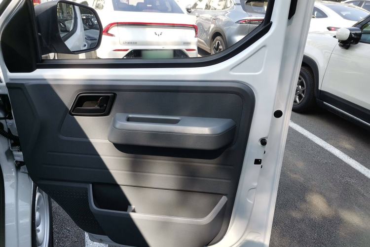 Used Wuling Yangguang 2024 300KM Comfort Version Passenger Van 75kW Interior 5