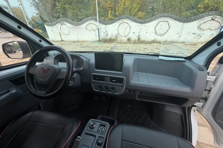 Used Wuling Yangguang 2024 300km Range Practical Window-Sealed Version 60kW Interior 6