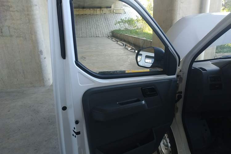 Used Wuling Yangguang 2024 300KM Comfort Version Passenger Van 75kW Interior 7