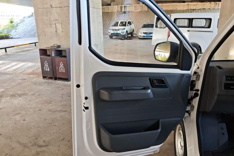 Used Wuling Yangguang 2024 300KM Comfort Version Passenger Van 75kW Interior 7