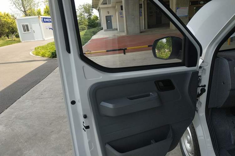 Used Wuling Yangguang 2024 300KM Comfort Version Passenger Van 75kW Interior 7