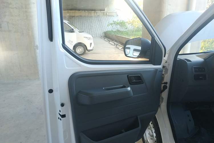 Used Wuling Yangguang 2024 300KM Comfort Version Passenger Van 75kW Interior 7