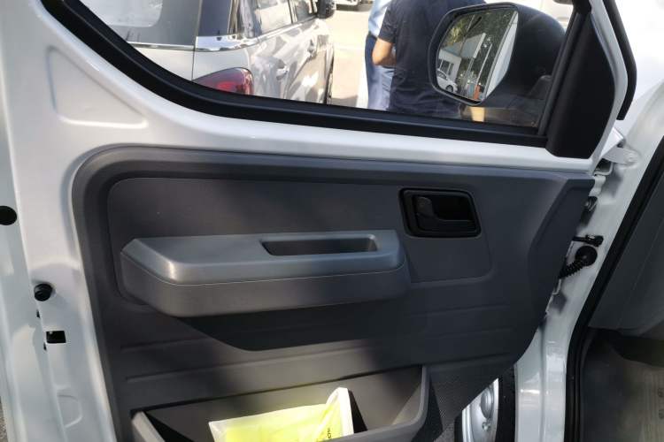 Used Wuling Yangguang 2024 300KM Comfort Version Passenger Van 75kW Interior 7