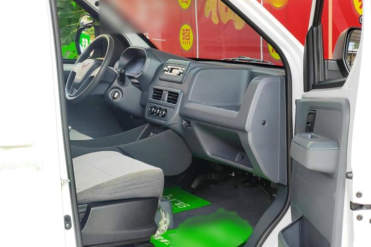 Used Wuling Yangguang 2024 300km Range Practical Window-Sealed Version 60kW Interior 8