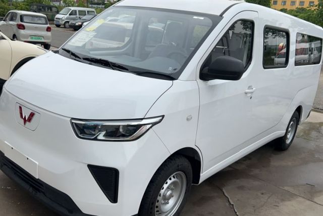 Used Wuling Yangguang 2024 300KM Comfort Version Passenger Van 75kW