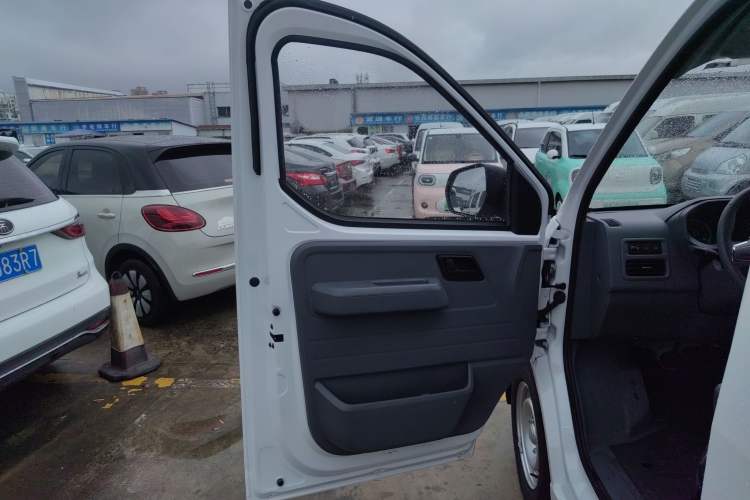 Used Wuling Yangguang 2024 300KM Comfort Version Passenger Van 75kW Left Front Door Interior