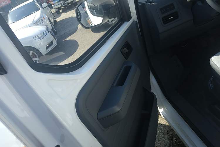 Used Wuling Yangguang 2024 300KM Comfort Version Passenger Van 75kW Left Front Door Interior