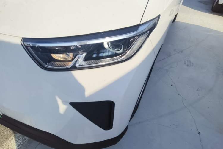 Used Wuling Yangguang 2024 300KM Comfort Version Passenger Van 75kW Left Front Headlight