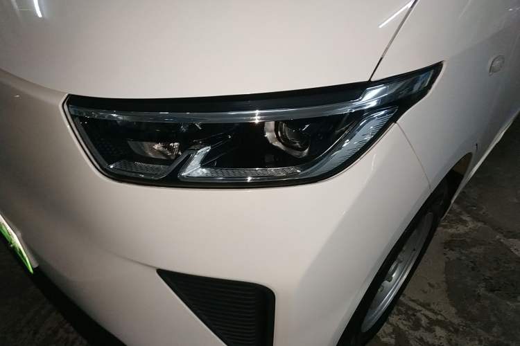 Used Wuling Yangguang 2024 300km Range Practical Window-Sealed Version 60kW Left Front Headlight
