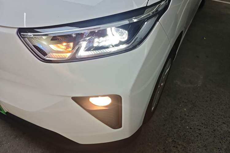 Used Wuling Yangguang 2024 300km Comfort Version with Sealed Windows 60kW Left Front Headlight