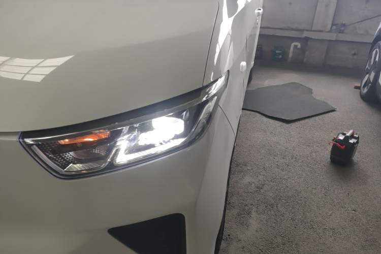 Used Wuling Yangguang 2024 300km Comfort-Grade Passenger Van 60kW Left Front Headlight