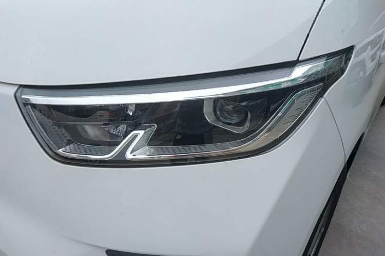 Used Wuling Yangguang 2024 300KM Comfort Version Passenger Van 75kW Left Front Headlight