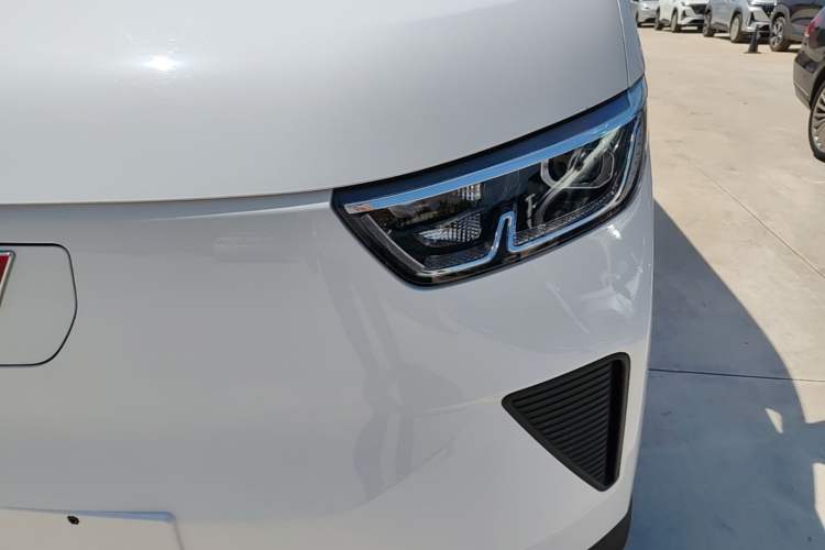Used Wuling Yangguang 2024 300KM Comfort Version Passenger Van 75kW Left Front Headlight