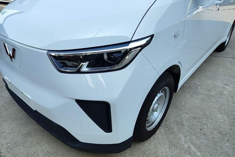 Used Wuling Yangguang 2024 300KM Comfort Version Passenger Van 75kW Left Front Headlight