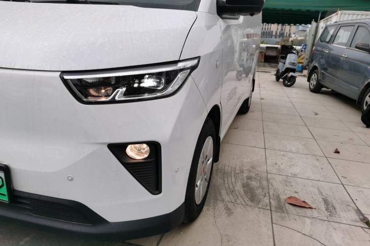 Used Wuling Yangguang 2024 300km Comfort Version with Sealed Windows 60kW Left Front Headlight