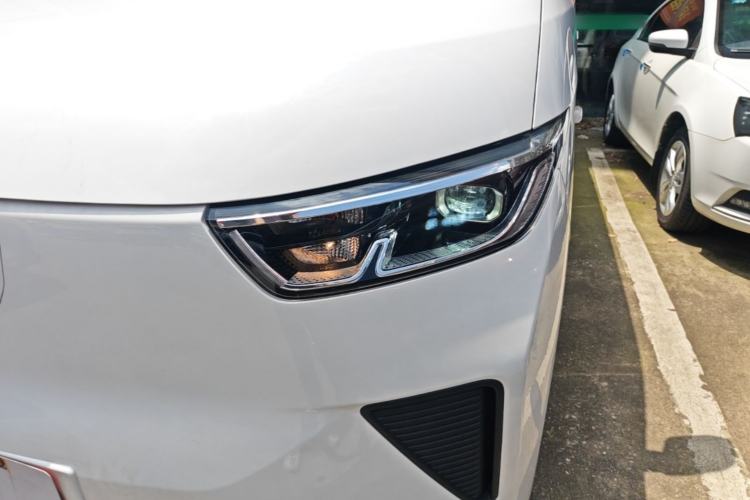 Used Wuling Yangguang 2024 300KM Comfort Version Passenger Van 75kW Left Front Headlight