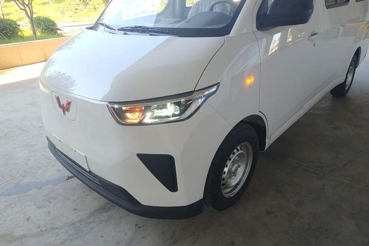Used Wuling Yangguang 2024 300KM Comfort Version Passenger Van 75kW Left Front Headlight