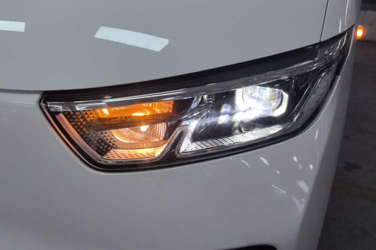 Used Wuling Yangguang 2024 300KM Comfort Version Passenger Van 75kW Left Front Headlight