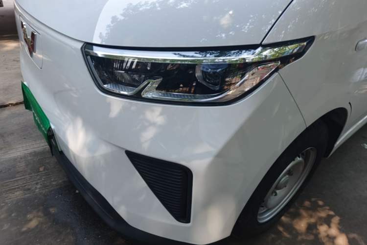 Used Wuling Yangguang 2024 300KM Comfort Version Passenger Van 75kW Left Front Headlight