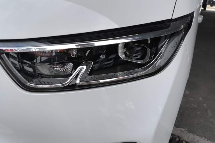 Used Wuling Yangguang 2024 300KM Comfort Version Passenger Van 75kW Left Front Headlight