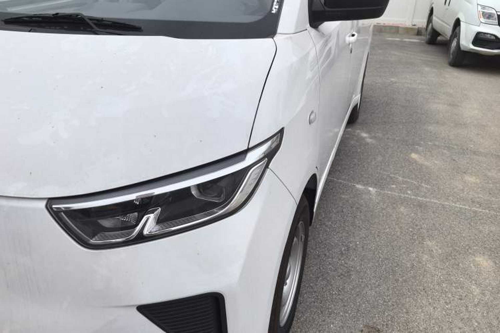 Used Wuling Yangguang 2024 300KM Comfort Version Passenger Van 75kW Left Front Headlight