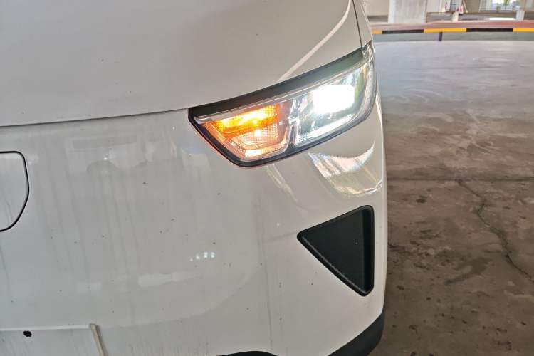 Used Wuling Yangguang 2024 300KM Comfort Version Passenger Van 75kW Left Front Headlight