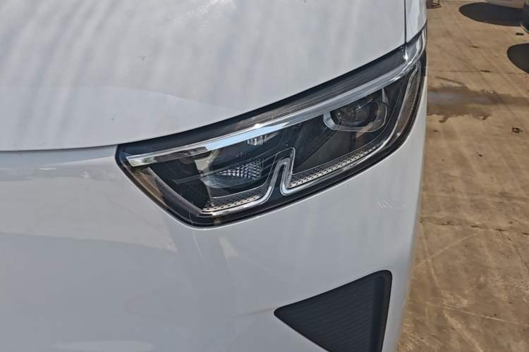 Used Wuling Yangguang 2024 300KM Comfort Version Passenger Van 75kW Left Front Headlight