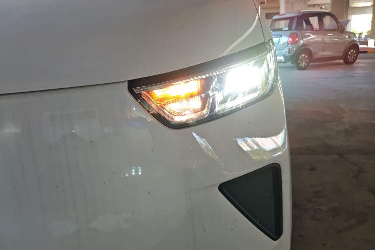 Used Wuling Yangguang 2024 300KM Comfort Version Passenger Van 75kW Left Front Headlight