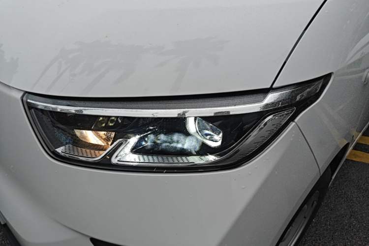Used Wuling Yangguang 2024 300KM Comfort Version Passenger Van 75kW Left Front Headlight