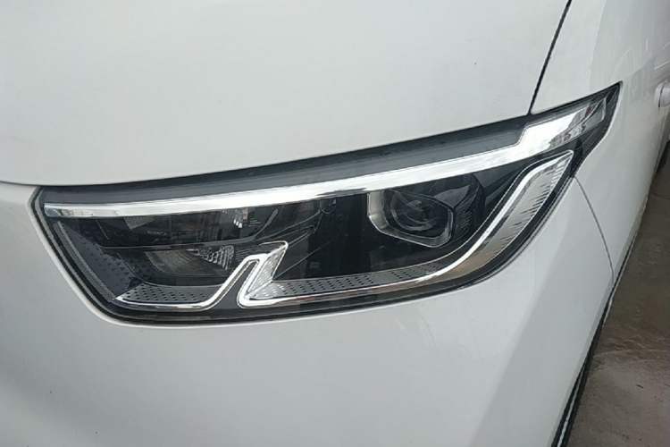 Used Wuling Yangguang 2024 300KM Comfort Version Passenger Van 75kW Left Front Headlight