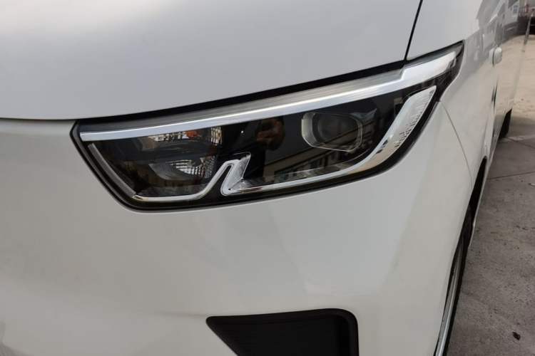 Used Wuling Yangguang 2024 300KM Comfort Version Passenger Van 75kW Left Front Headlight