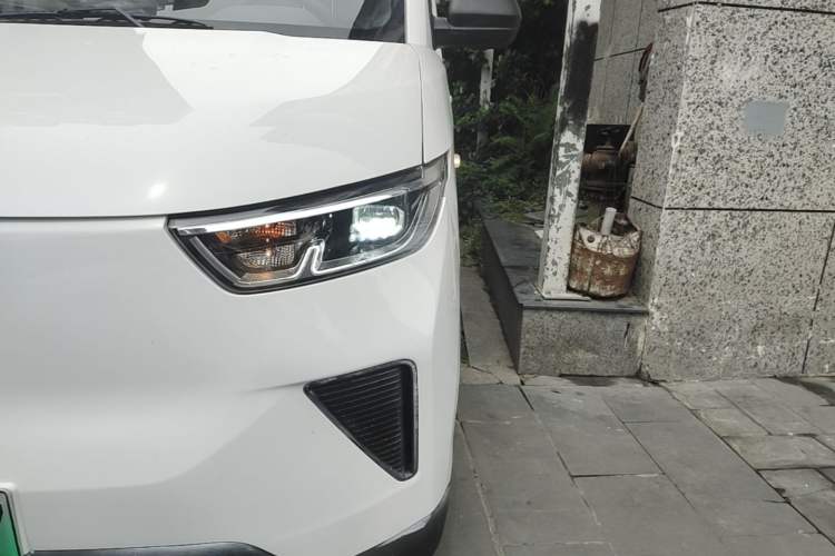 Used Wuling Yangguang 2024 300km Range Practical Window-Sealed Version 60kW Left Front Headlight