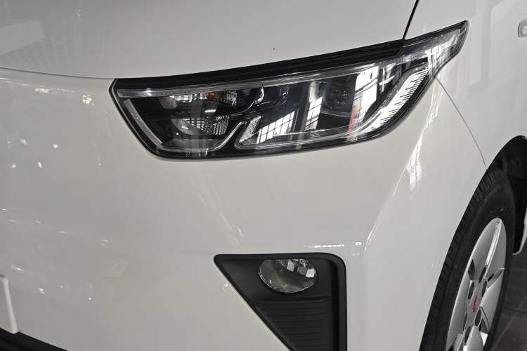 Used Wuling Yangguang 2024 300km Comfort Version with Sealed Windows 60kW Left Front Headlight