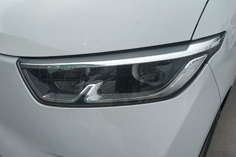Used Wuling Yangguang 2024 300KM Comfort Version Passenger Van 75kW Left Front Headlight