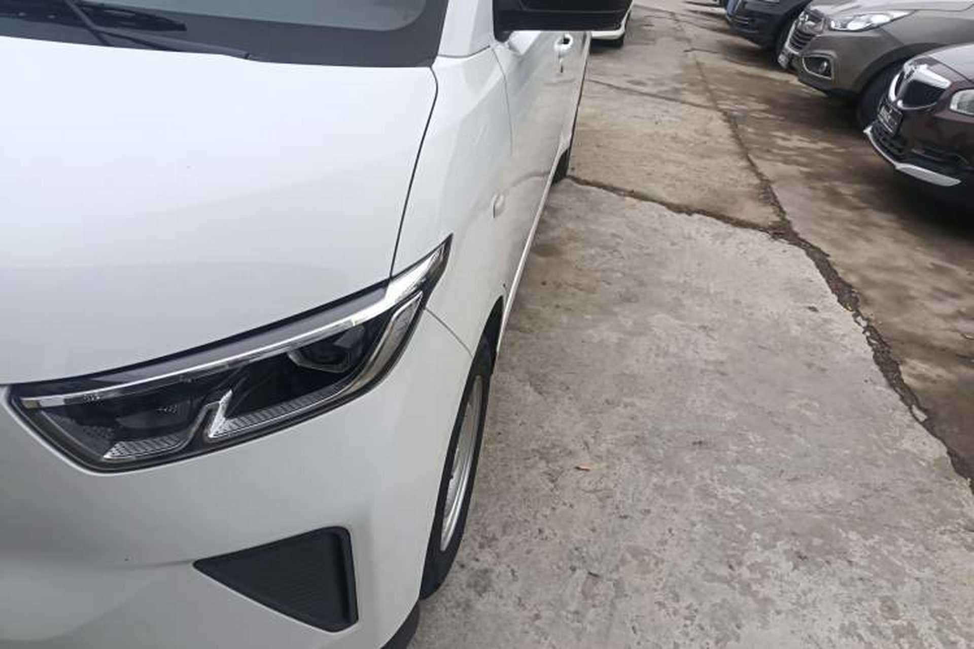 Used Wuling Yangguang 2024 300km Comfort-Grade Passenger Van 60kW Left Front Headlight