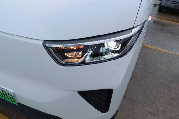 Used Wuling Yangguang 2024 300KM Comfort Version Passenger Van 75kW Left Front Headlight