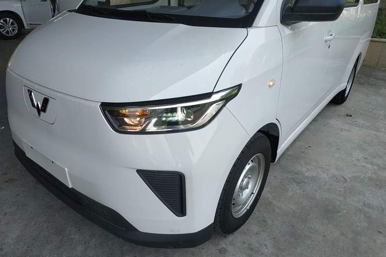 Used Wuling Yangguang 2024 300KM Comfort Version Passenger Van 75kW Left Front Headlight