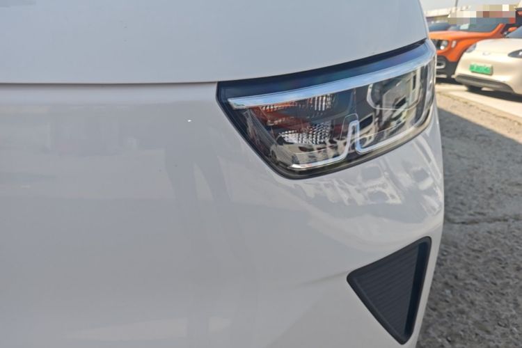 Used Wuling Yangguang 2024 300km Comfort-Grade Passenger Van 60kW Left Front Headlight