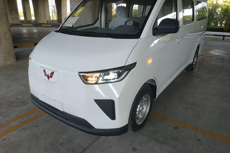 Used Wuling Yangguang 2024 300KM Comfort Version Passenger Van 75kW Left Front Headlight